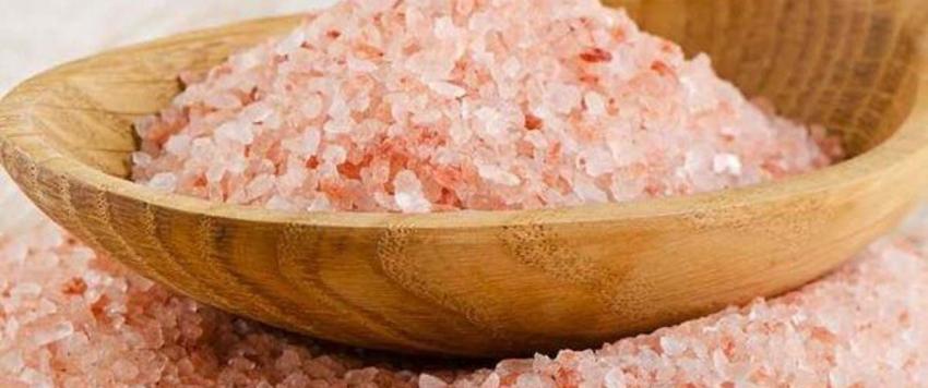 يُعتقد أن ملح الهيمالايا الوردي يحتوي على نسبة صوديوم أقل من ملح الطعام العادي،