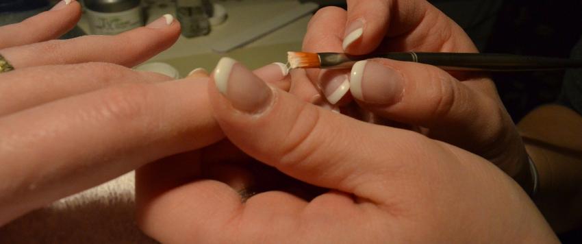 إضفاء الطول على أظافرك القصيرة