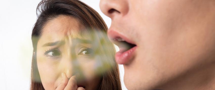 7 نصائح للتخلص من رائحة الفم الكريهة بعد تناول الثوم والبصل