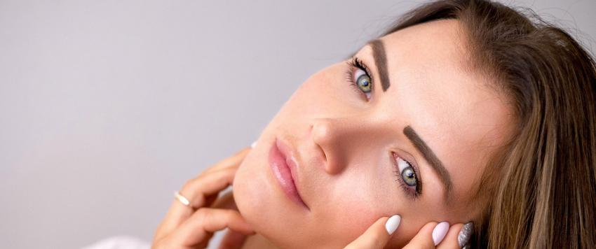 هذه الأخطاء تجعل مسام بشرتك تبدو أكبر... تجنبيها