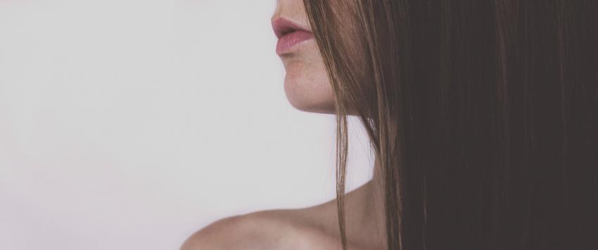 10 وصفات طبيعية لتكثيف الشعر الخفيف جداً