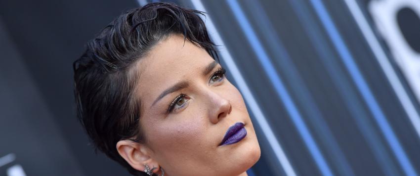 المغنية الشهيرة هالزي تحلق شعرها لتصبح صلعاء وتصطدم جمهورها فيديو