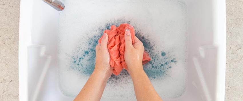 بقع الكاتشاب العنيدة.. كيف تزيلينها عن الثياب؟!