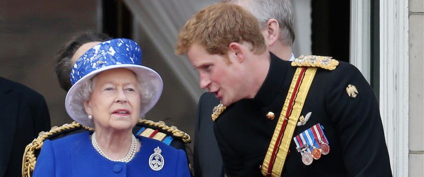الملكة إليزابيث بحفيدها الأمير هاري