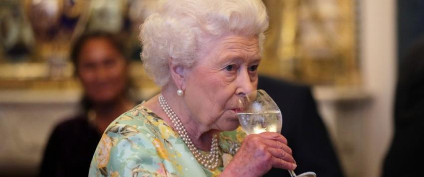 قواعد غريبة وملزمة للجميع عند تناول العشاء مع الملكة إليزابيث