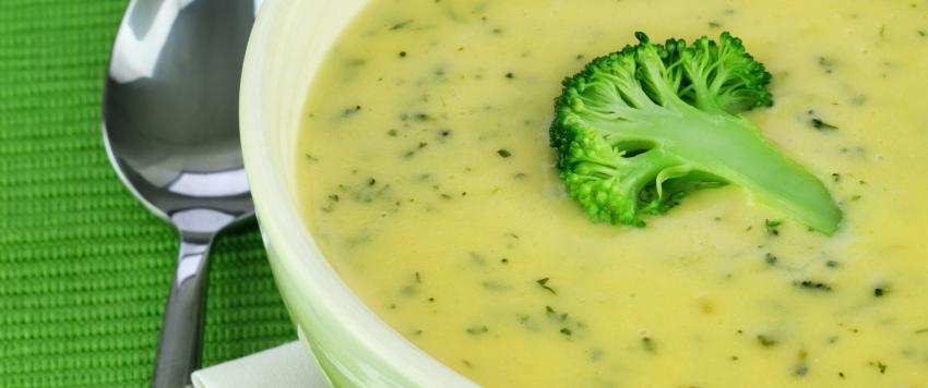 شوربة البروكلي بالدجاج والكريمه