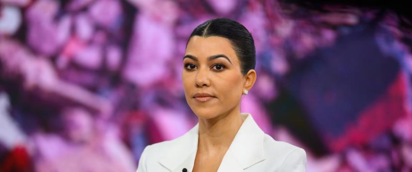 بشعر أصفر كارثي.. كورتني كارداشيان تشارك صورة نادرة لها بفترة المراهقة