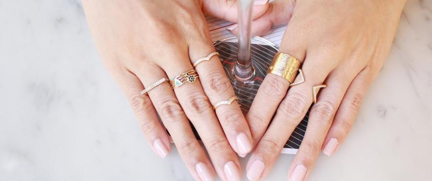 كيف ترتدين الخواتم المتعددة بشكل انيق يواكب الموضة؟