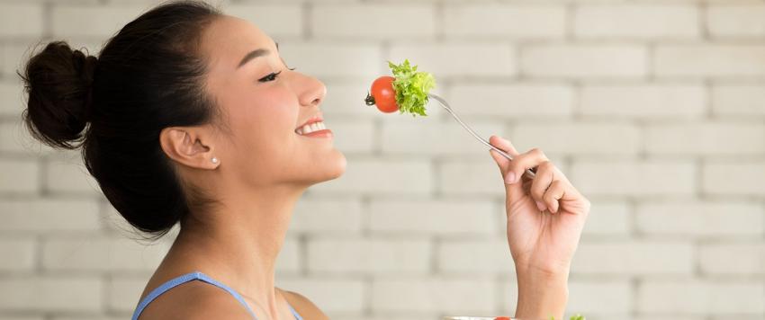 استشارية طبية من مركز إمبريال كوليدج لندن للسكري تقدم نصائح للصائمين حول كيفية العودة تدريجياً إلى نظامهم الغذائي الاعتيادي بعد شهر رمضان