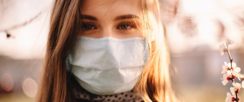 تعرفي على الطريقة الصحيحة لوضع المكياج تحت قناع الوجه تعرفي على الطريقة الصحيحة لوضع المكياج تحت قناع الوجه
