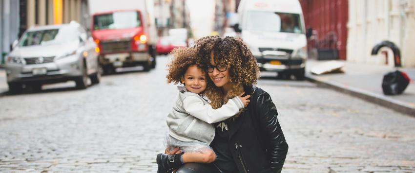 كيف تعبرين عن مشاعرك لطفلك بطريقة جديدة؟