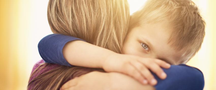 من المنزل.. إليكِ أفضل روتين للعناية بفروة رأس وشعر طفلك