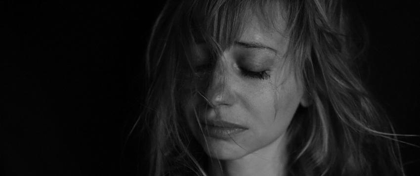 طرق طبيعية ستساعدك على التخلص من كآبة فترات انقطاع الطمث