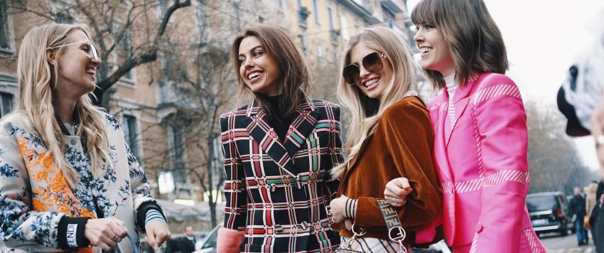 من أرتدتها أفضل؟.. 18 صورة لمشاهير بنفس الملابس!