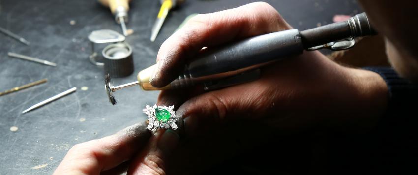 لإضفاء الحيوية.. هذه الألوان يمكن إضافتها لمجوهراتك القديمة لتغير شكلها