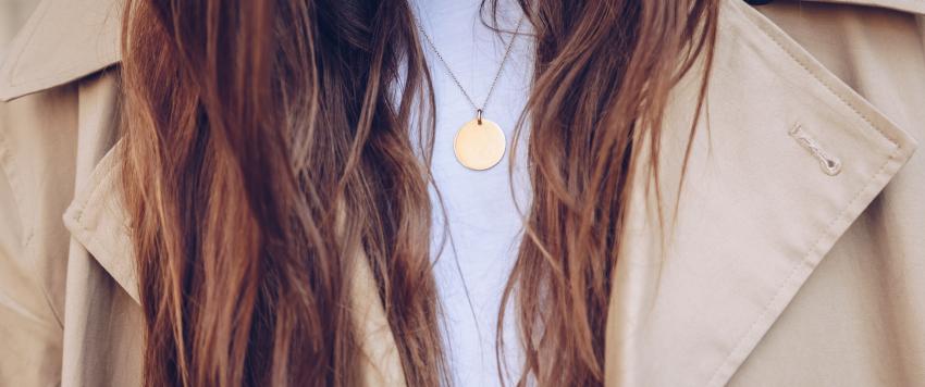 كيف تتألقين بالأزياء المحايدة على خطى النجمات