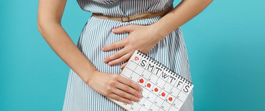 أطعمة عليك تناولها أو تجنبها خلال الدورة الشهرية