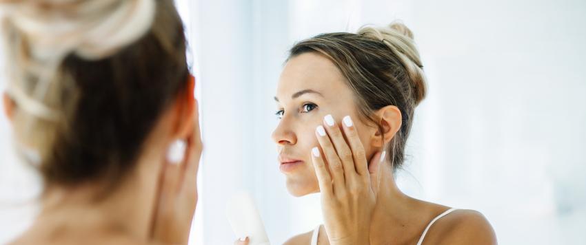 طرق للحصول على بشرة مشرقة من دون مكياج