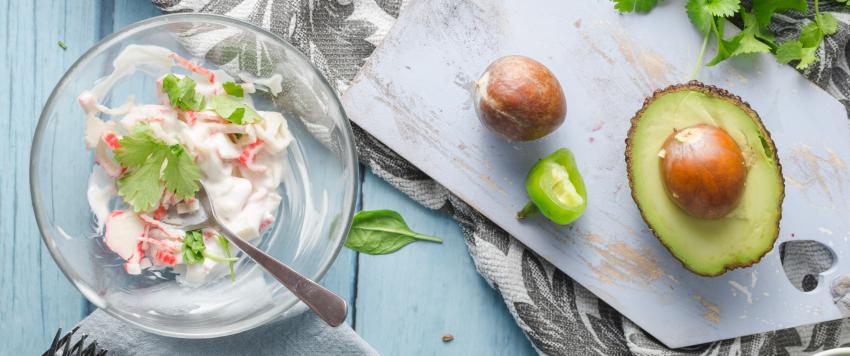 وجبة غداء خفيفة مليئة بخيرات الصيف:سلطة السلطعون مع جبن القريش