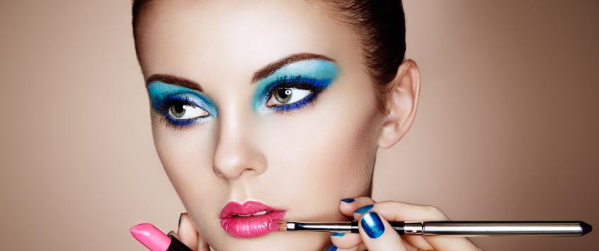 أكثر من لمسة لمكياج عينيكِ