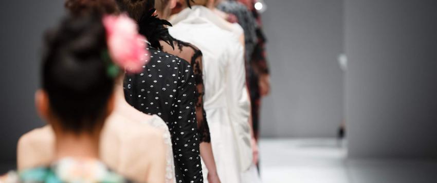 مجموعة هادي سليمان البرجوازية تلف الأنظار في أسبوع الموضة بباريس