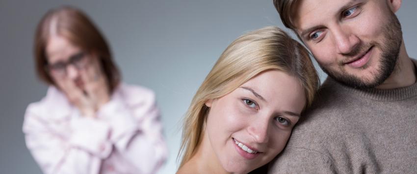 كيف تتعاملين مع حماتك من دون أن تزعجي زوجك