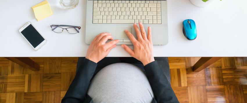 الأم العاملة