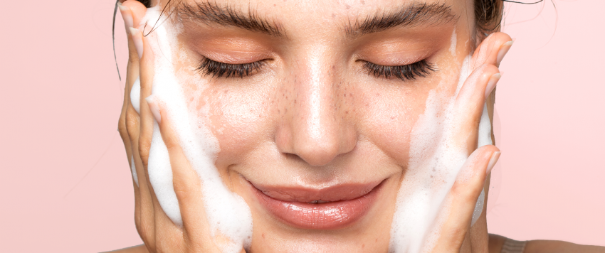  لا تتخلي عن هذه المنتجات الخاصة بالمكياج في حقيبتك