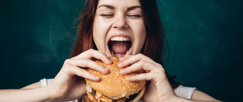 هل يمكن أن يساعد الأكل ببطء على فقدان الوزن؟ 