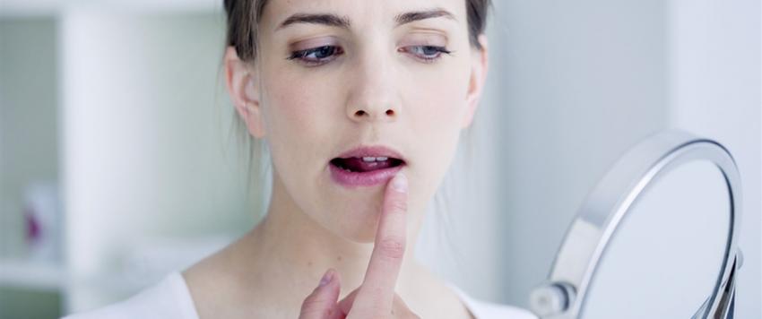 اصنعي بنفسك مقشرا طبيعيا لتفتيح الشفاة