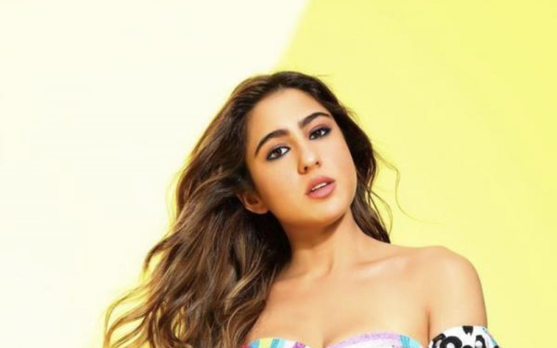 اعتمدت سارة هذا الثوب القصير المنقوش بأكتاف مكشوفة، واختارت أن يكون المكياج ناعم بسيط وشعر حر منسدل، وقد ظهرت غاية في الجمال والأناقة.