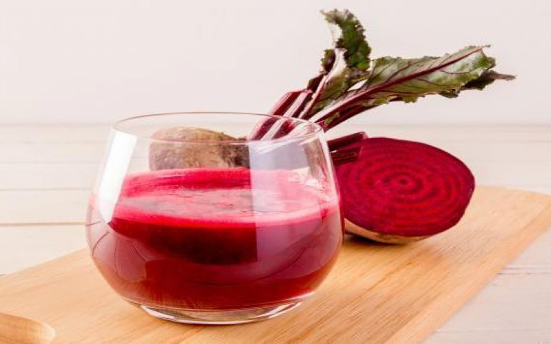 هو أحد أنواع الخضروات خارقة الفوائد، يعمل البنجر علي إزالة السموم من الكبد. وهو أيضًا طعام مغذي يأتي معبأ بالمغنيسيوم والحديد وفيتامين سي. فالبنجر عنصر فائق الاهمية لتعزيز بشرتك وشعرك أيضًا. أضفه إلى السلطة أو اشرب عصيره للحصول على هذه الفوائد.