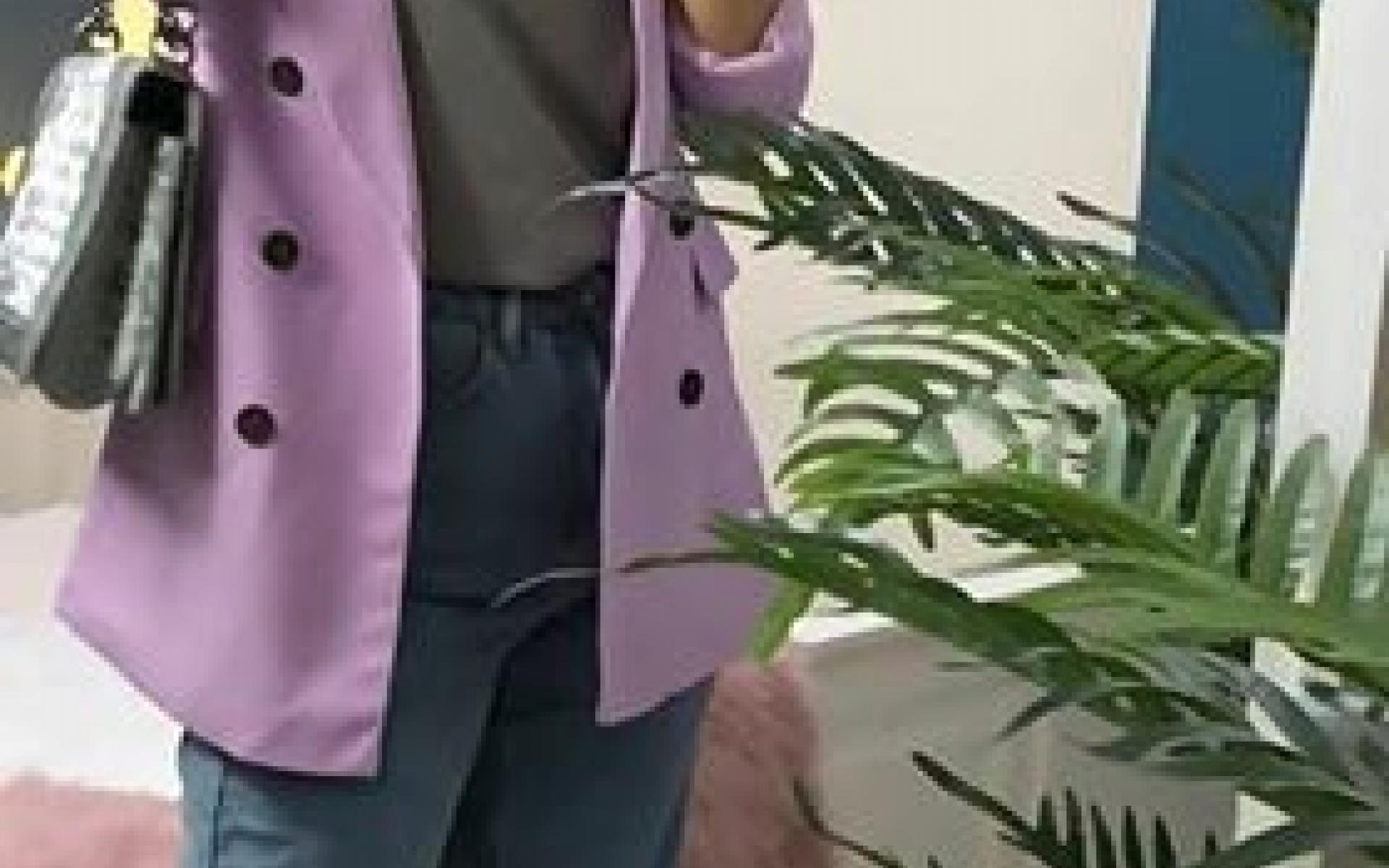 اعتمدت العارضة إطلالة كلاسيكية من الدرجة الاولة فقد اعتمدت بليزر باللون الموف وتوب باللون الرمادى وبنطلون أزرق جينز، ونسقت معه حجاب باللون الرمادى وحذاء أبيض رائع.  يمكنك إعتماد هذا الإطلالة إذا كنتى تبحثين عن شي كلاسيكى مميز وشيك.