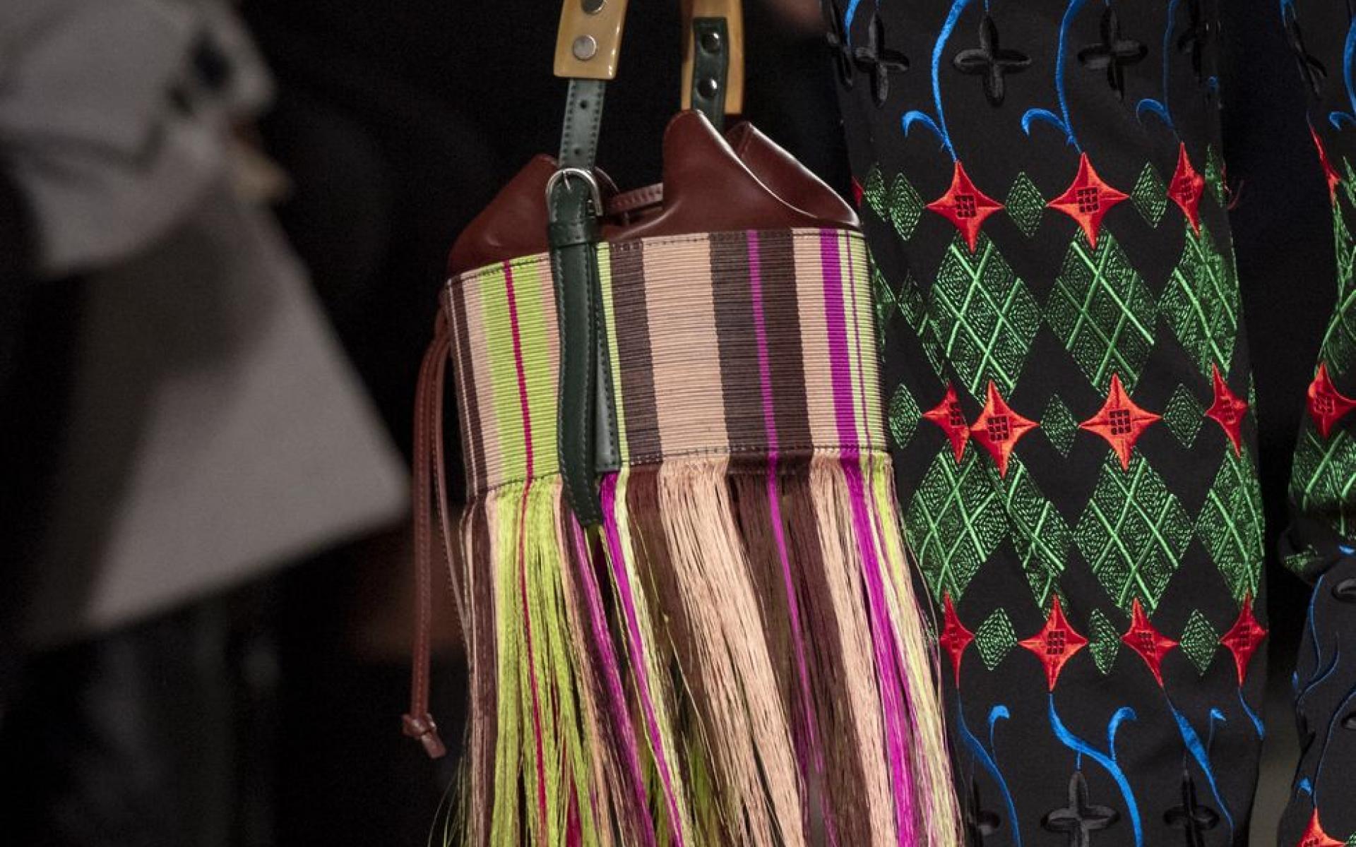 تعد الحقائب ذات الخيوط الملونة موضة للشتاء القادم، فهي مميزة وستعطيكِ مظهرًا جميلًا لإكمال أناقتك.