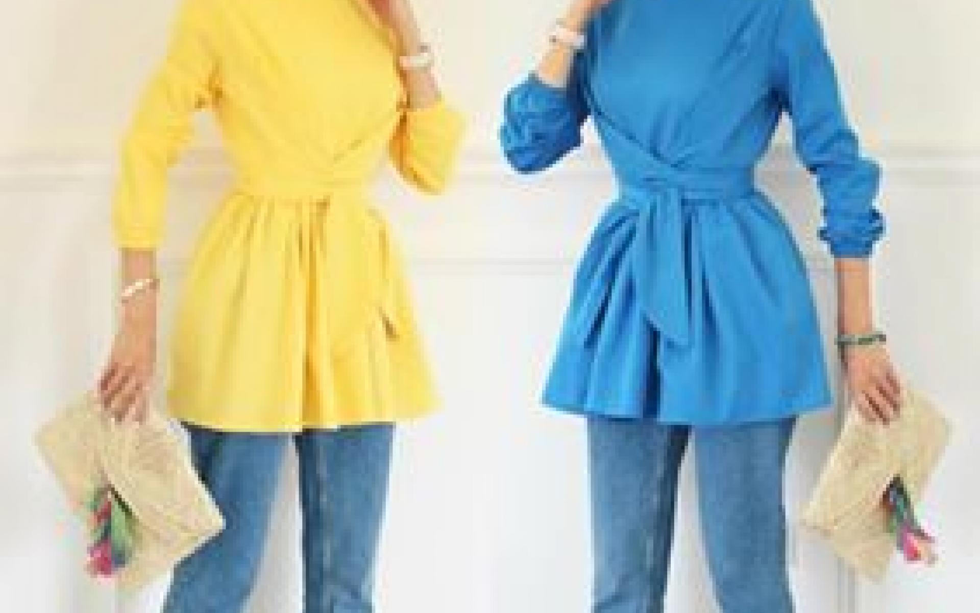 اعتمدت العارضة على فستان أسود طويل باللون الأسود وبنطلون مام فيت باللون الأزرق وحذاء وحقيبة باللون الأسود.