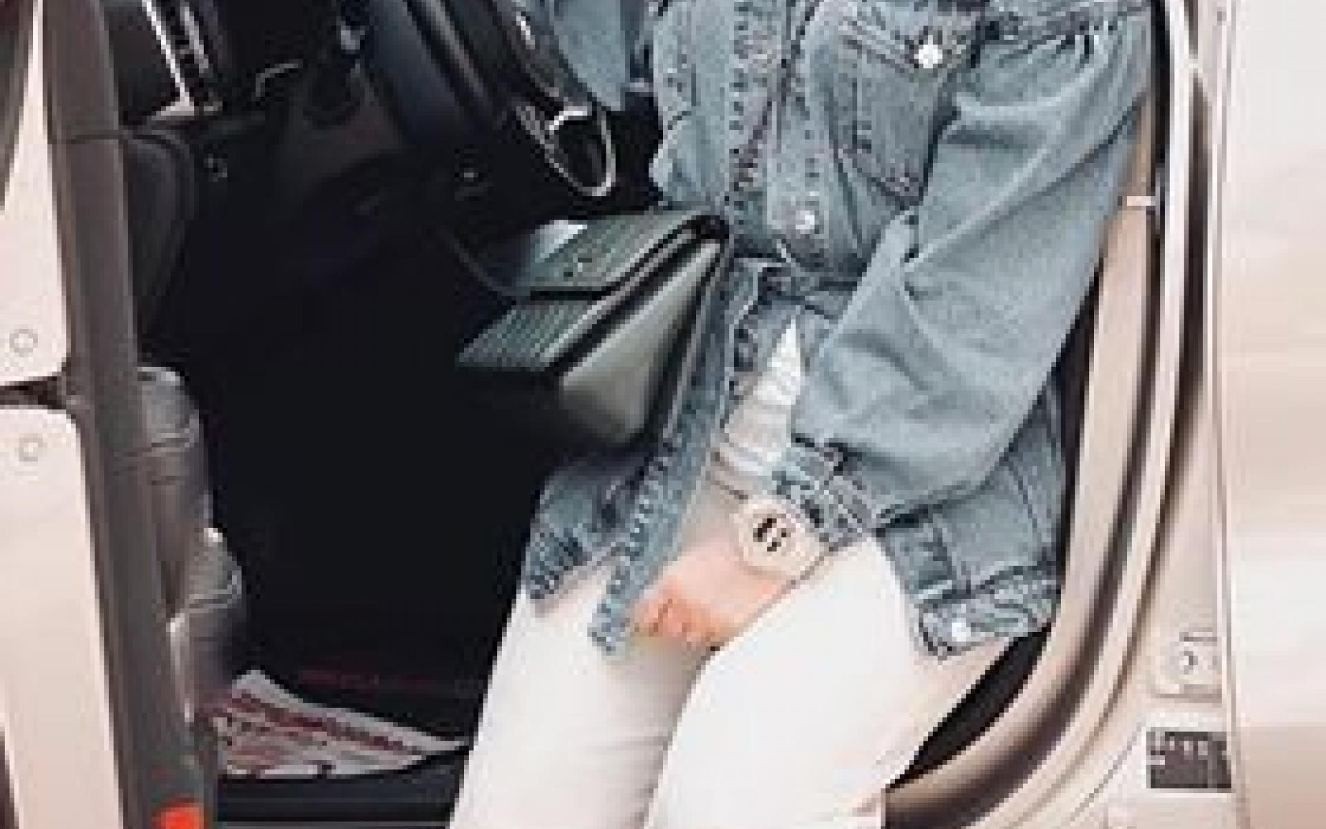 إطلالة رياضية سهلو ومريحة، قررت العارضة اعتماد بنطلون أبيض مام فيت وجاكيت أزرق جينز وزينت الإطلالة بحجاب أبيض وحذاء رياضي باللون الرمادى. إطلالة سهلة وبسيطة ومريحة يمكنك إعتمادها في أى وقت، ماعدا الخروج ليلاً ، فهى إطلالة نهارية من الدرجة الأولى.