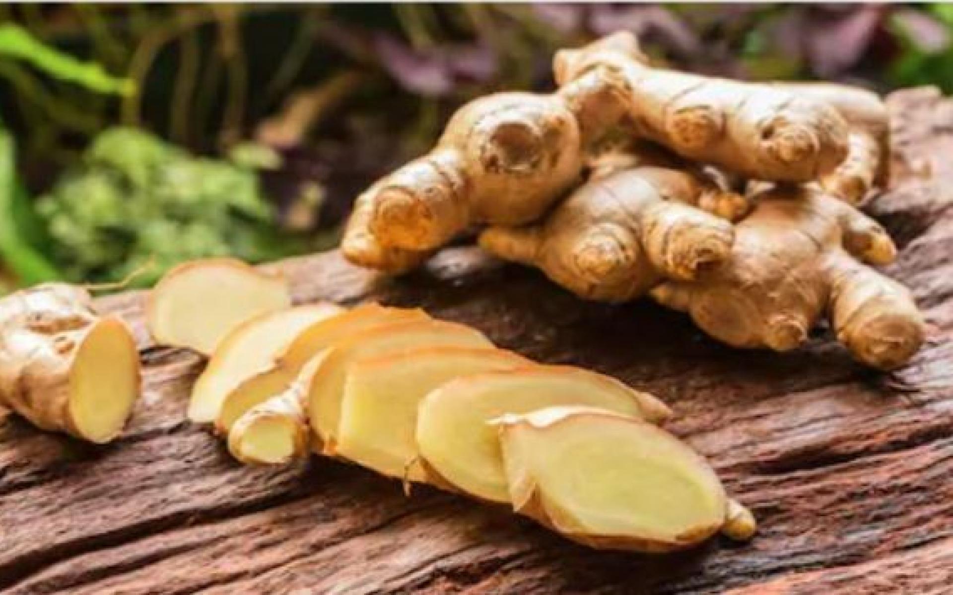 ينظف الزنجبيل الجسم عن طريق تحفيز الهضم والدورة الدموية والتعرق. يمكن أن يقلل أيضًا من الانتفاخ والغازات. بما أن الزنجبيل مليء بمضادات الأكسدة، فهو محفر قوى للمناعة أيضًا. إذا كنت تعاني من صداع الكحول، فإن شاي الزنجبيل هو العلاج الأمثل.