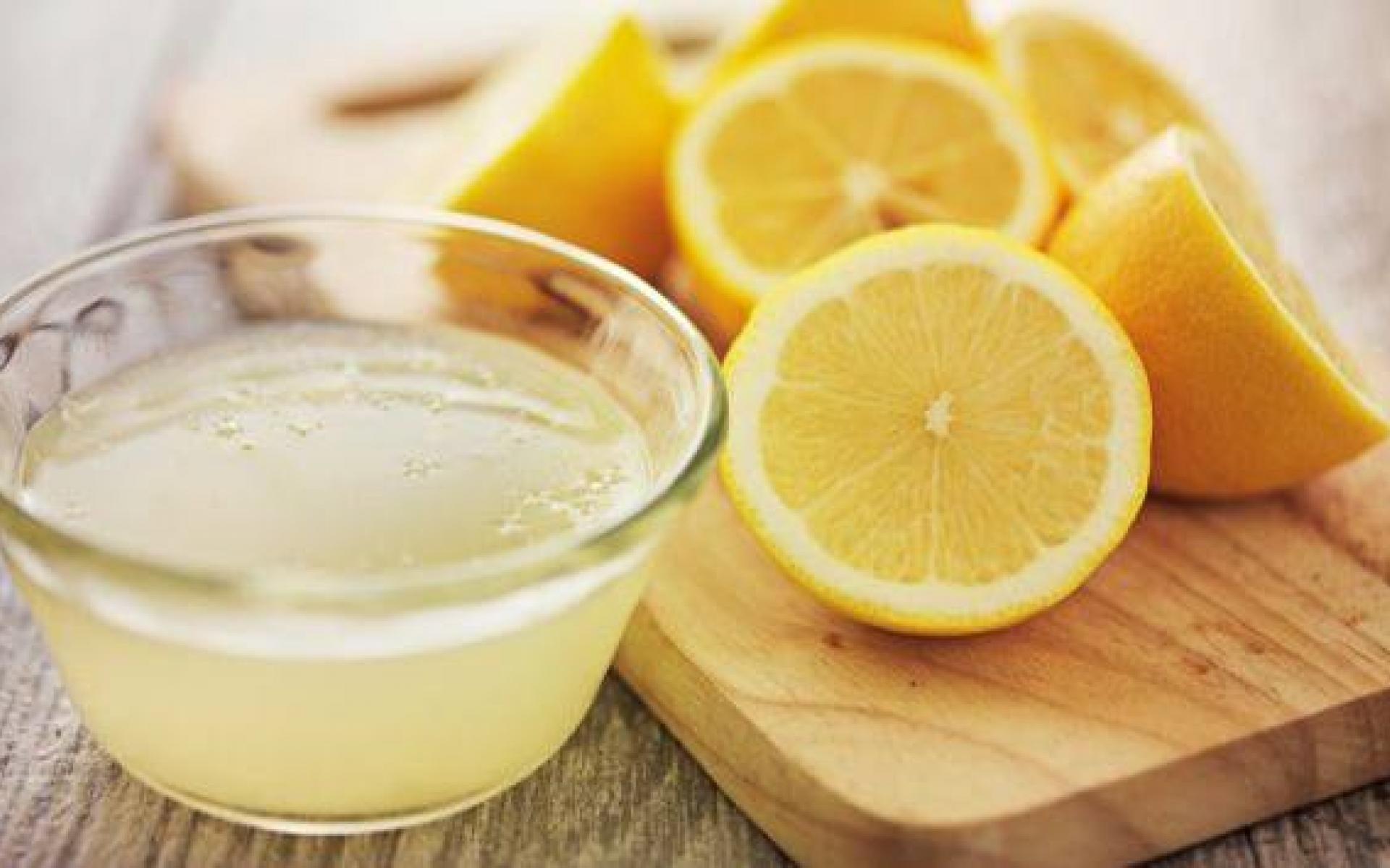 الليمون غني بفيتامين ج، وهو أحد مضادات الأكسدة القوية التي يمكن أن تحارب الجذور الحرة. إذا كنت لا تعرف الجذور الحرة فهي ذرات غير مستقرة يمكن أن تتلف الخلايا وتسبب الشيخوخة ومجموعة من الأمراض. يحتوي الليمون أيضًا على تأثير قلوي يساعد على استعادة توازن درجة الحموضة في الجسم وتعزيز جهاز المناعة. تحتاج فقط إلى شريحة من الليمون في الماء الساخن لإزالة السموم من جسمك.