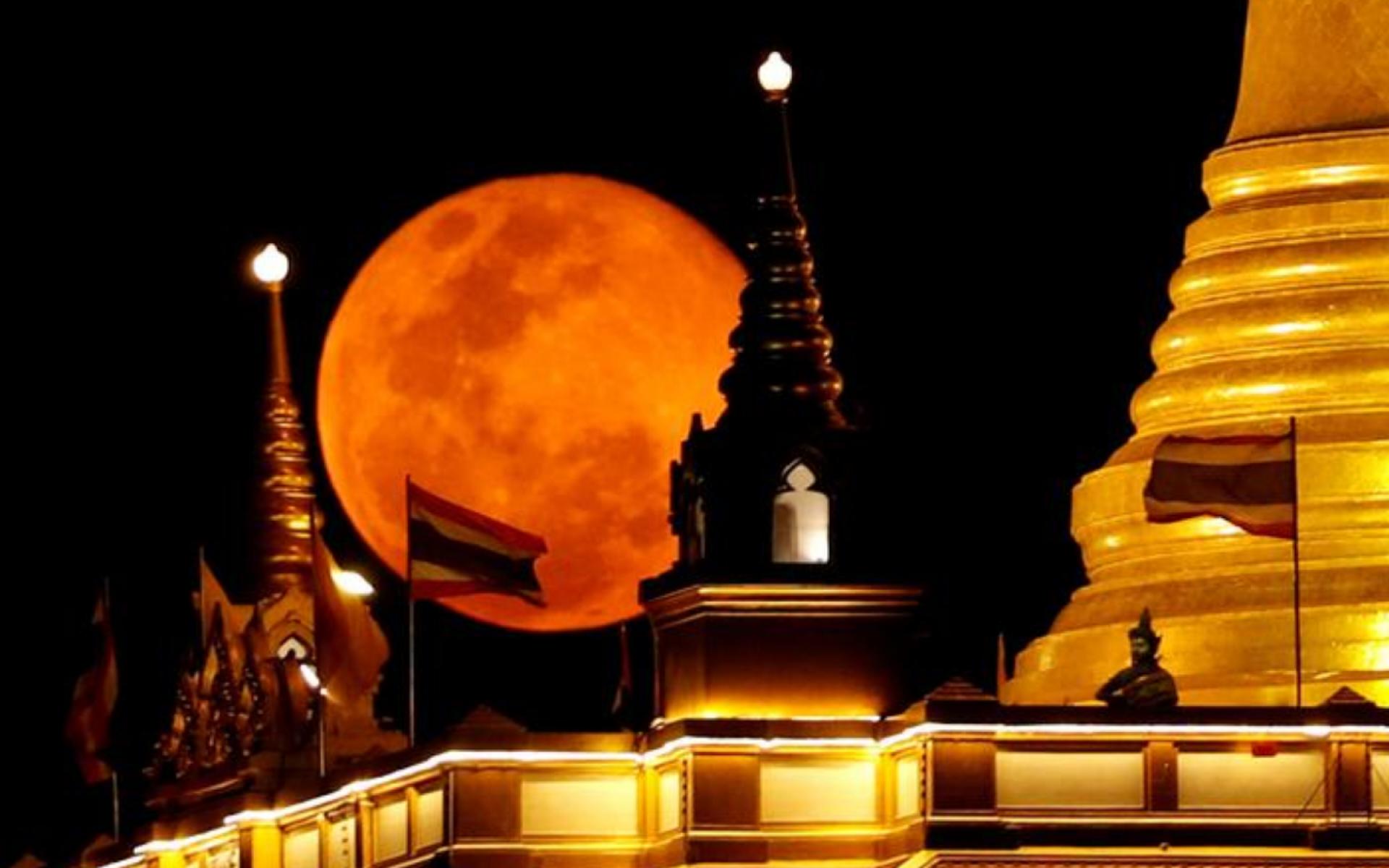 يرتفع القمر العملاق فوق معبد وات ساكيت، المعروف أيضًا باسم الجبل الذهبي، في مدينة بانكوك بتايلاند
