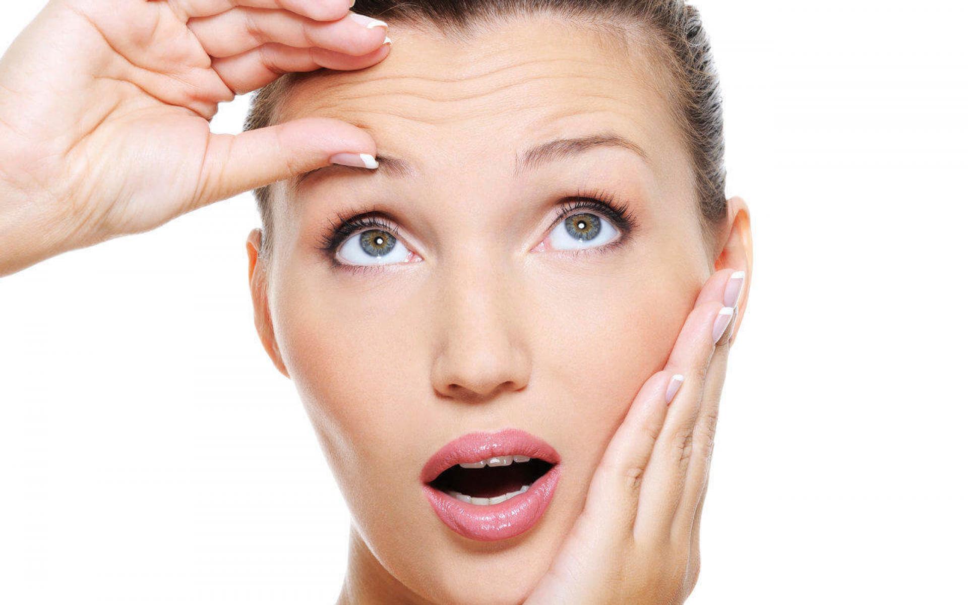 4- يكافح التجاعيد وعلامات الشيخوخة المبكرة: يؤخر التمر ظهورعلامات الشيخوخة المبكرة، فإن كنتِ تريدين الحصول على نتائج مذهلة في غضون أيام، فما عليك إلا تناول ثلاث تمرات عند الافطار يوميًا، وستلاحظين تحسن مظهر بشرتك تدريجًا.