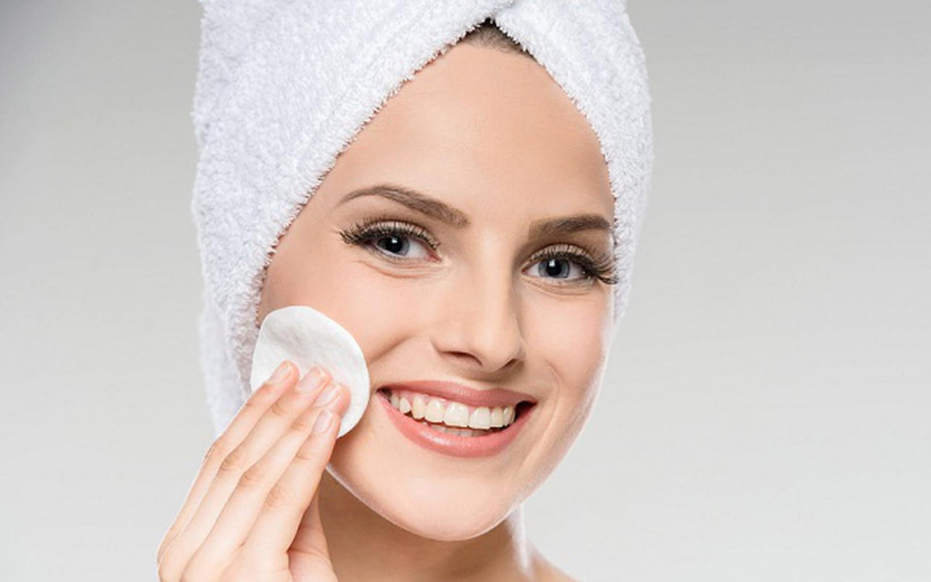 5- إزالة الشوائب: التمر له قدرة جيدة على تسهيل عملية الهضم وبالتالي التخلص من سموم الجسم وإزالة الشوائب والعيوب من البشرة.