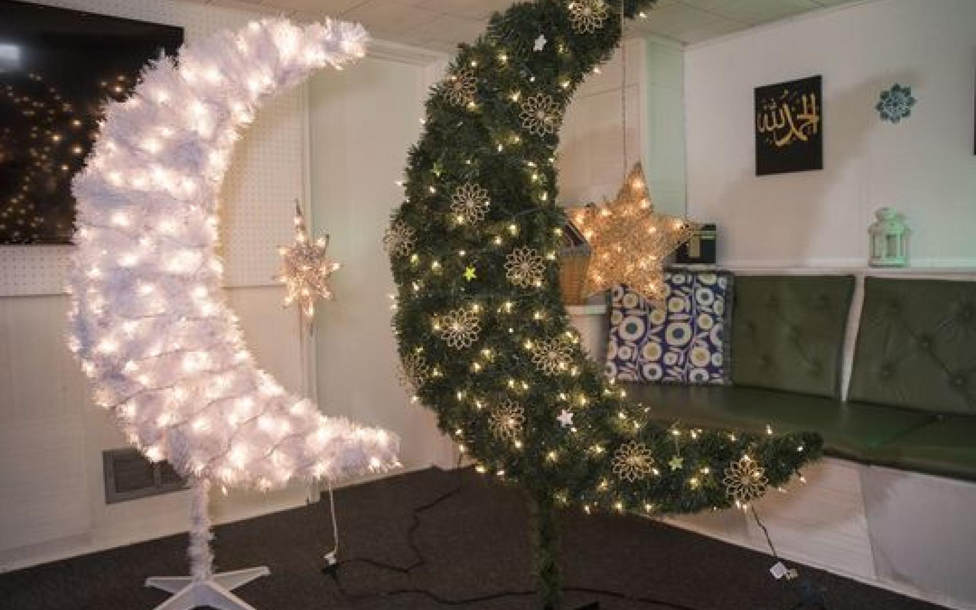 يمكنك إحضار شجرة  رمضان على شكل هلال، وتزيينها بالنجوم والحلي والأضواء الخرافية والشرائط الملونة.