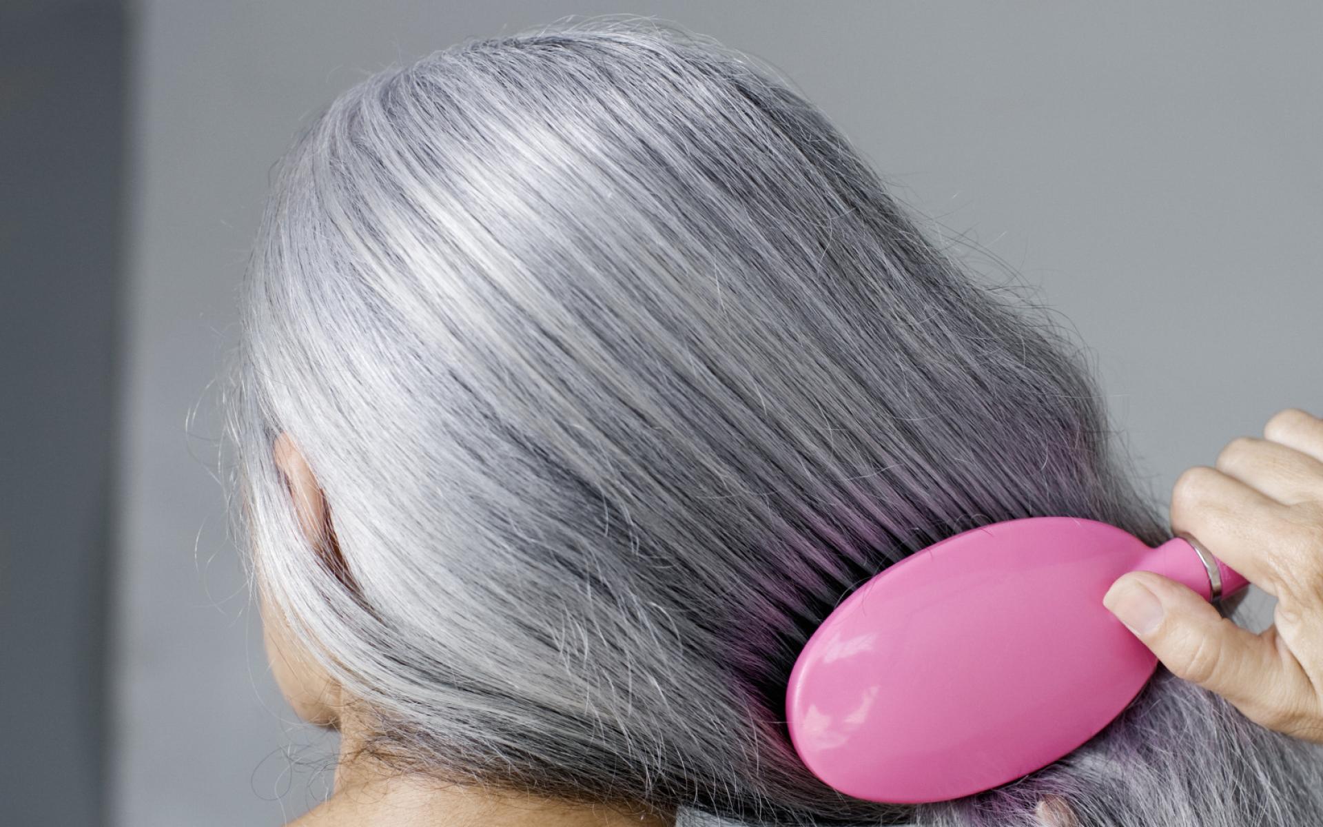 5- يحمي من ظهور الشعر الأبيض يمكن أن يساعد استخدام حليب جوز الهند على تقليل ظهور الشعر الأبيض، الذي يظهر في الأصل بسبب نقص تغذية الشعر.