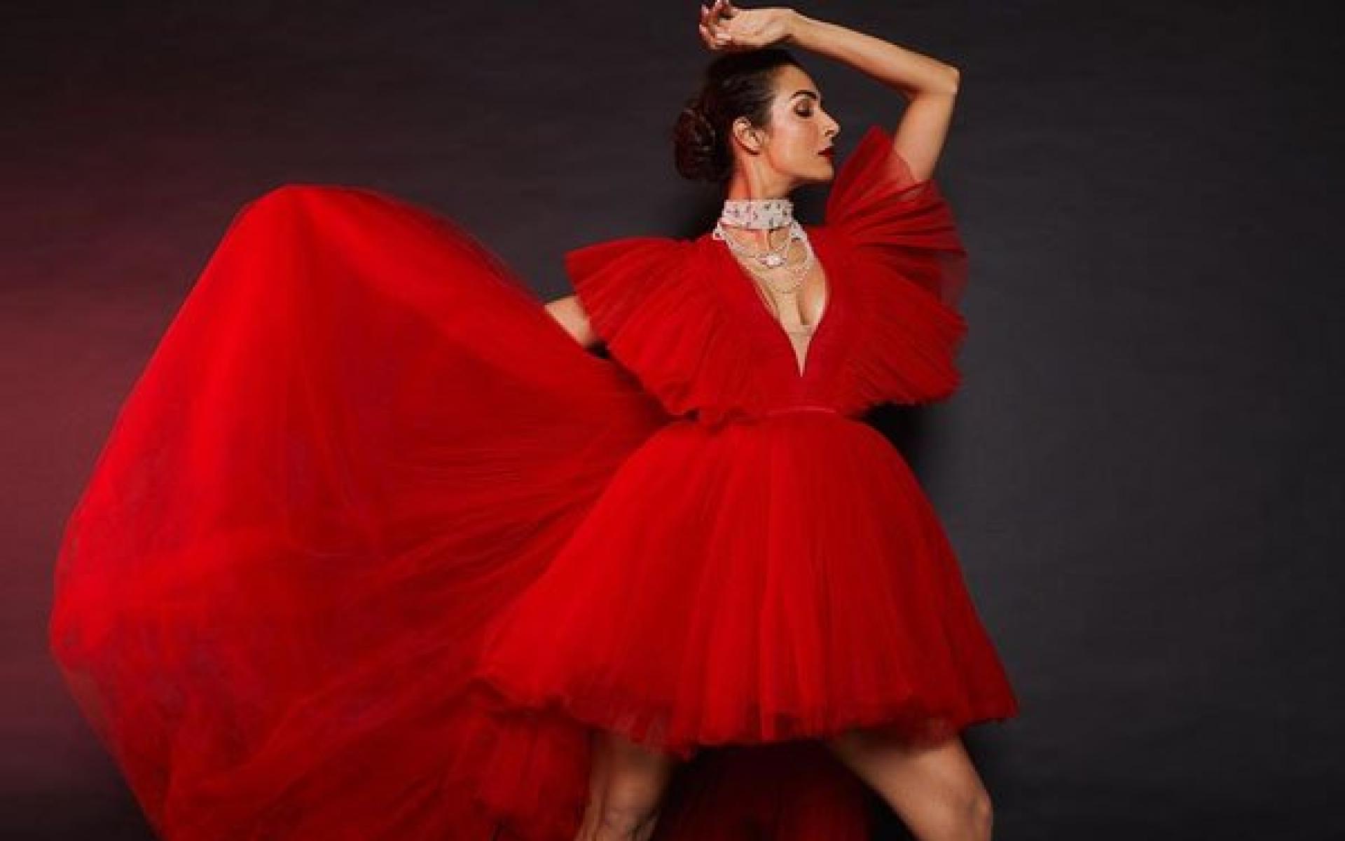 ماليكا أرورا: بدت الممثلة الهندية ماليكا أرورا كقطعة من النار حيث ارتدت فستان من تصميم تانيا غافري، من التل باللون الاحمر مع اكمام عريضة مكشكشة وذيل يتجاوز طول الفستان وارتدت قلادات وأقراط من اللؤلؤ ورفعت شعرها على شكل كعكة منخفضة وبحمرة شفاه جريئة وظهرت كأميرة أو ملكة في الأساطير القديمة.