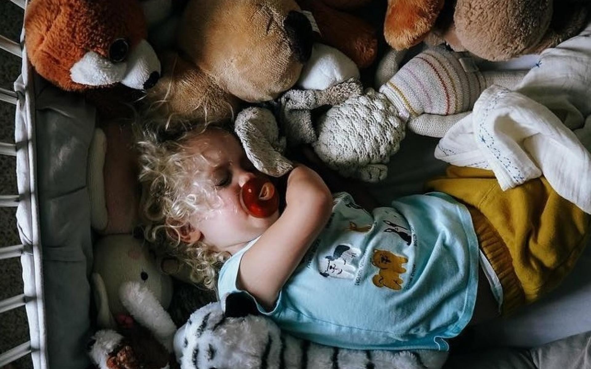 مصورة تلتلقط صور الأطفال بطرق مميزة