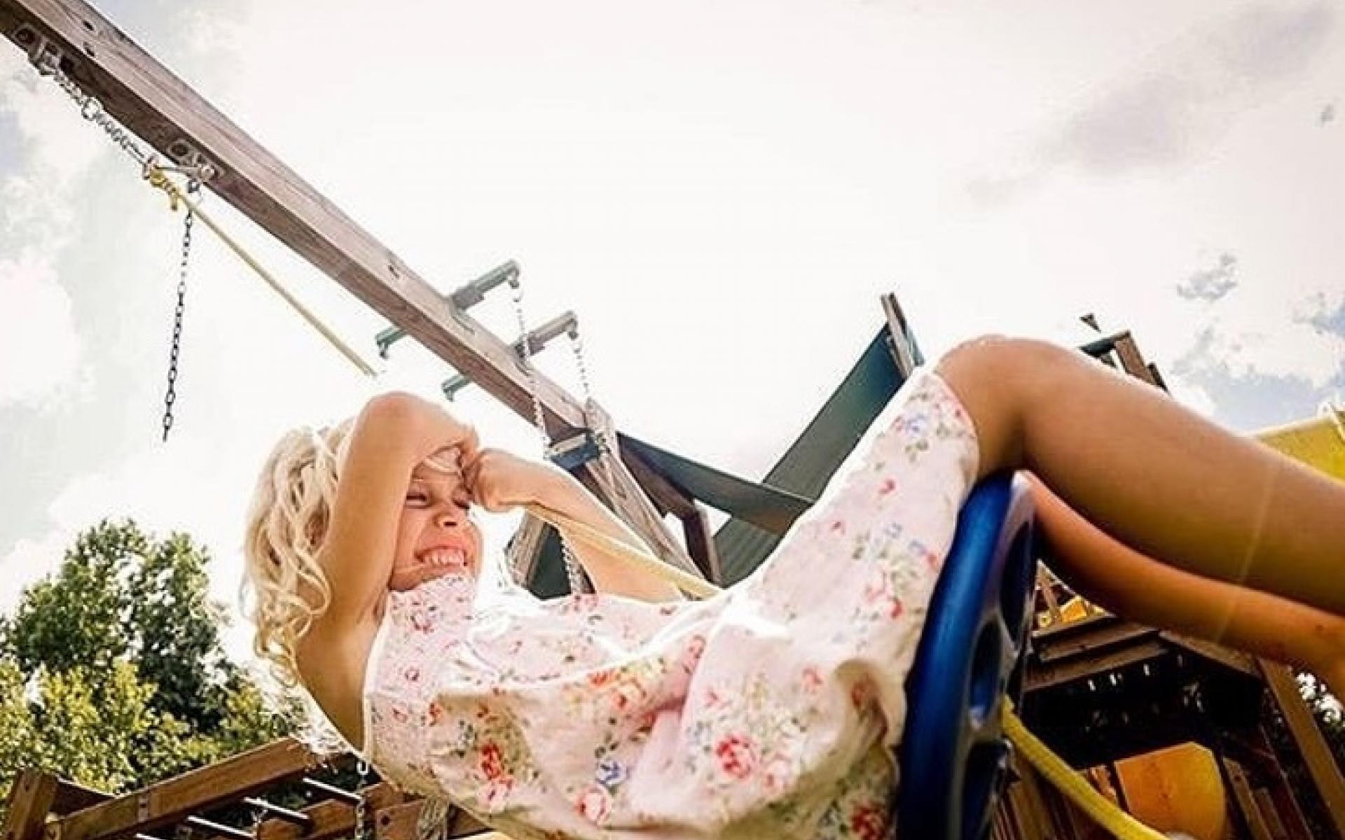 مصورة تلتلقط صور الأطفال بطرق مميزة