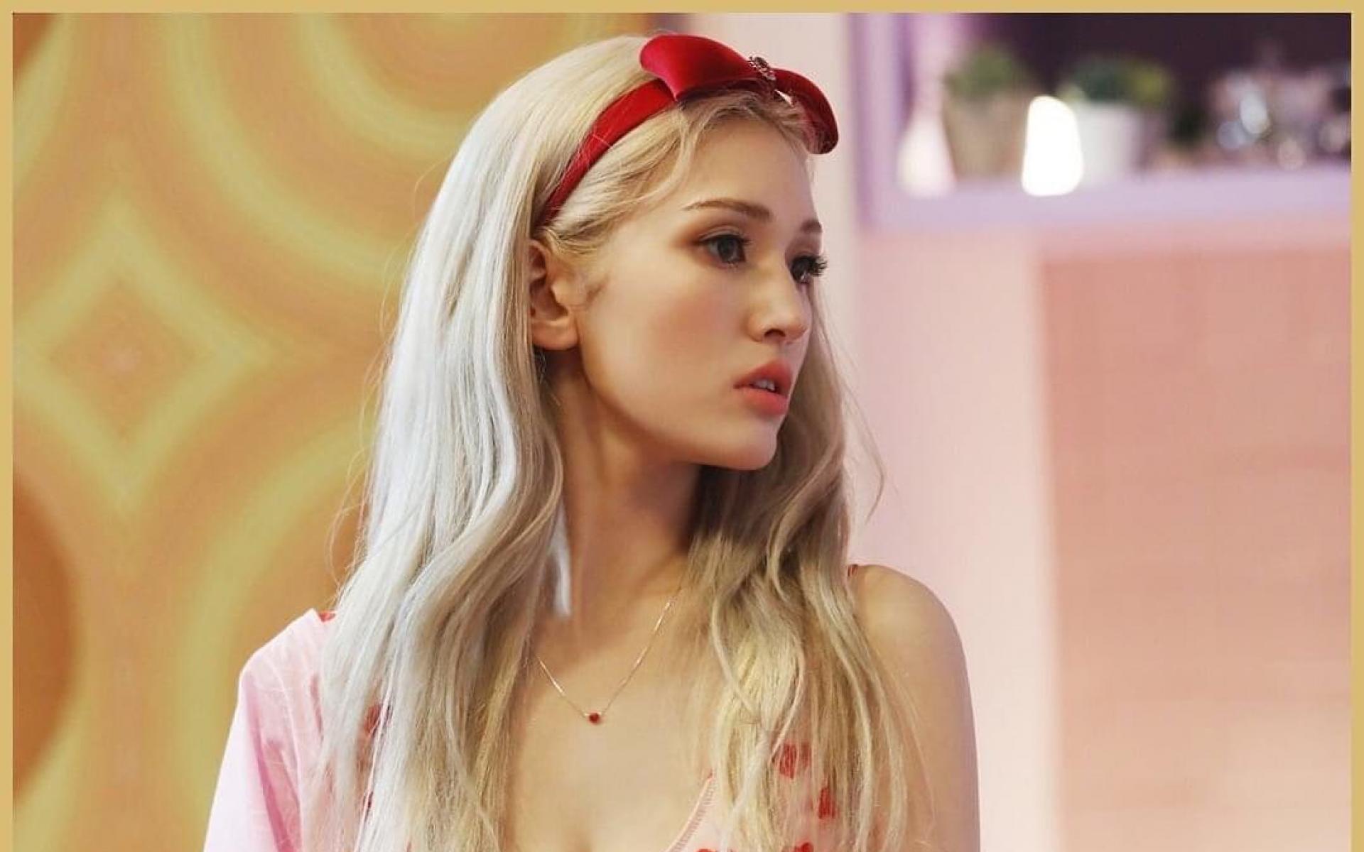 سومي SOMI:  جيون سو-مي هي مغنية كندية كورية، انضمت للعديد من الفرق الموسيقية منها I.O.I و Girls Next Door و Unnies. وهي مازلت عضوة في Girls Next Door.