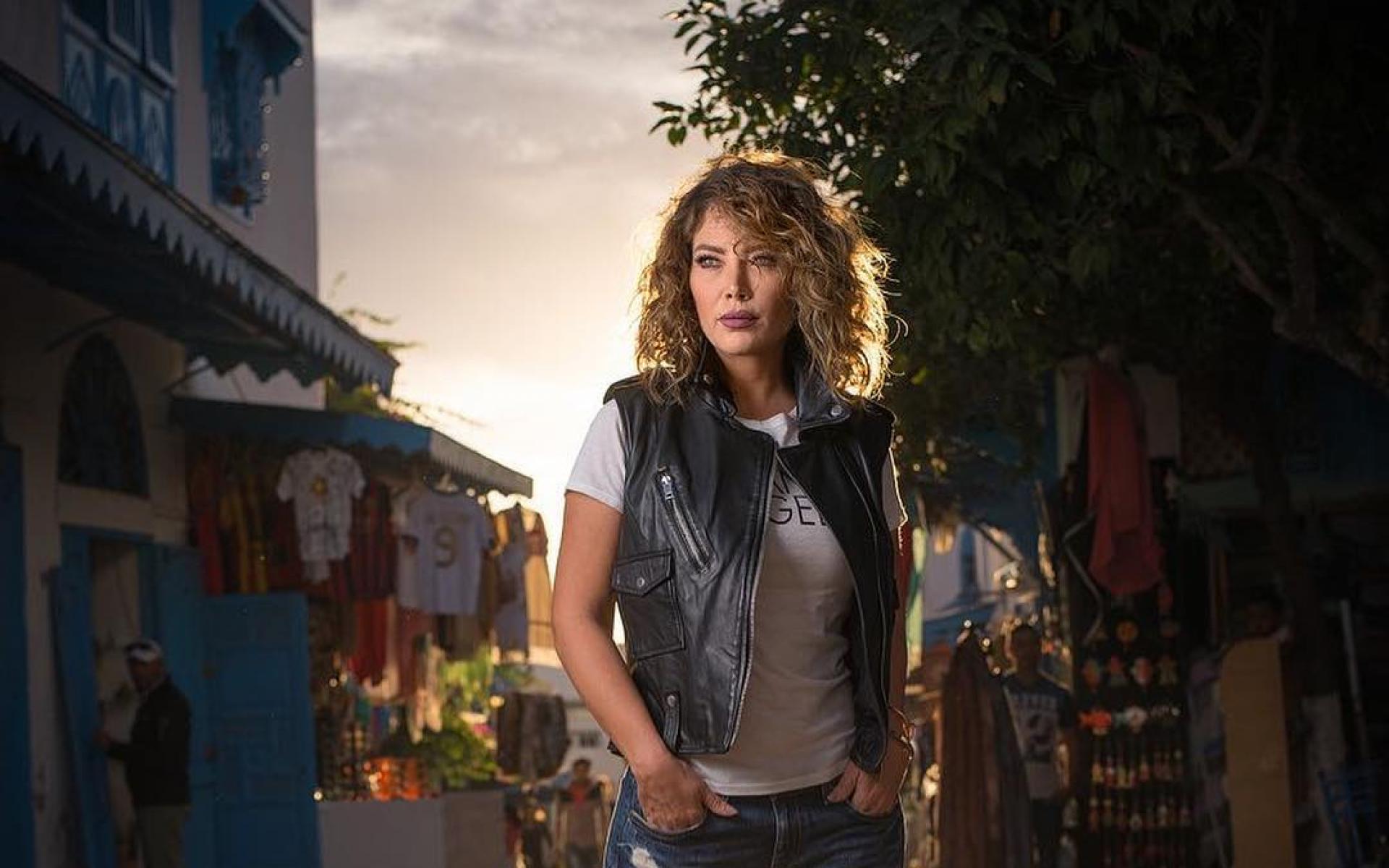 إطلالة كاجول شبابية بستايل الشعر القصير الذي ناسبها