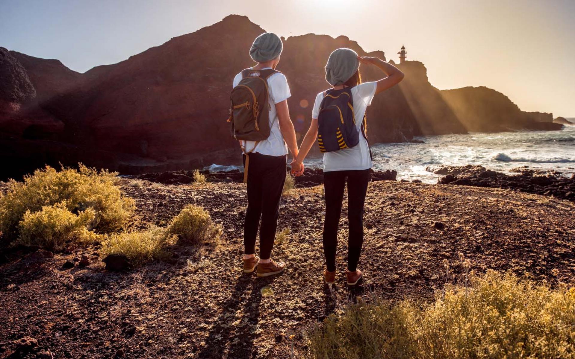 جولة في الأماكن المفضلة لديكما: الذهاب إلى الأماكن المفضلة التي تجمعكما، ستعيد بلا شك الذكريات اللطيفة والمواقف الطريفة والرومانسية، كأن تتذكرا أنكما نقشتما إسميكما على جذع شجرة معينة في حديقة كنتما تذهبان إليها باستمرار.