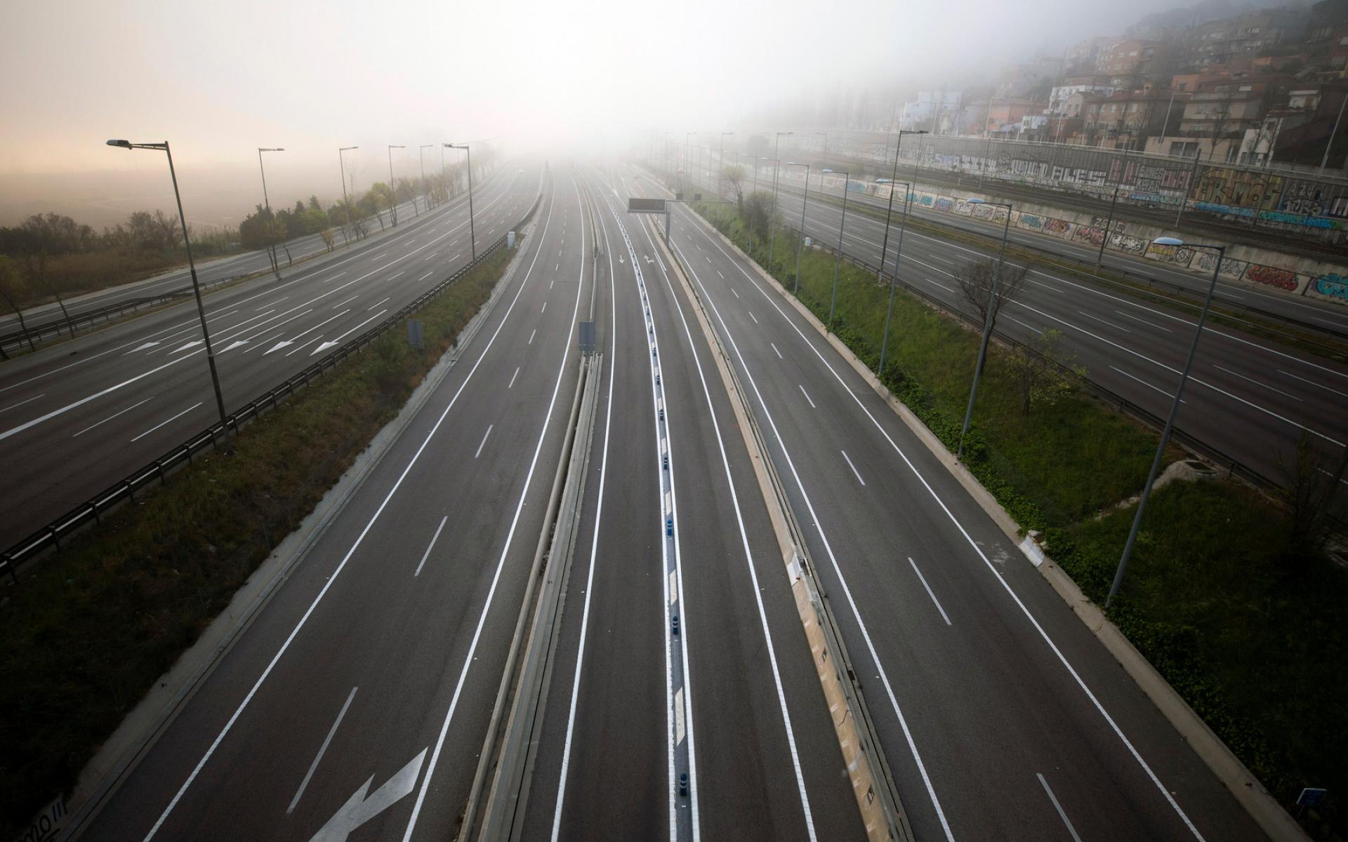 شوارع خالية من الأشخاص والسيارات بسبب ما تسبب به فيروس كورونا